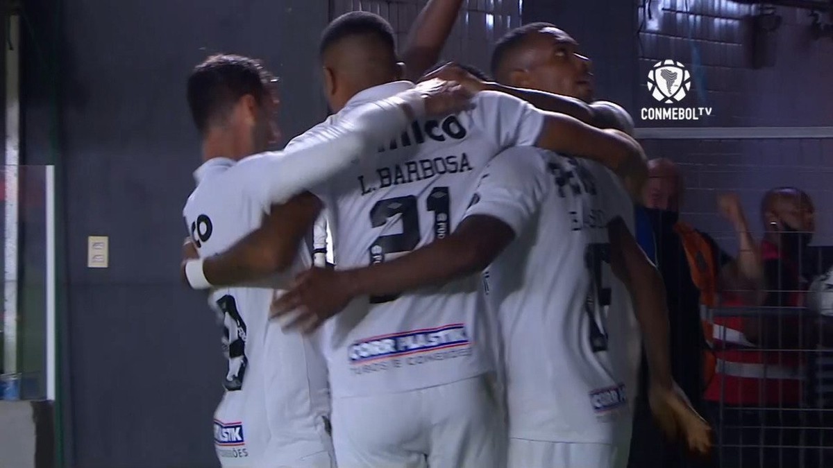 Angulo festeja primeiro gol e virada do Santos na Vila: 