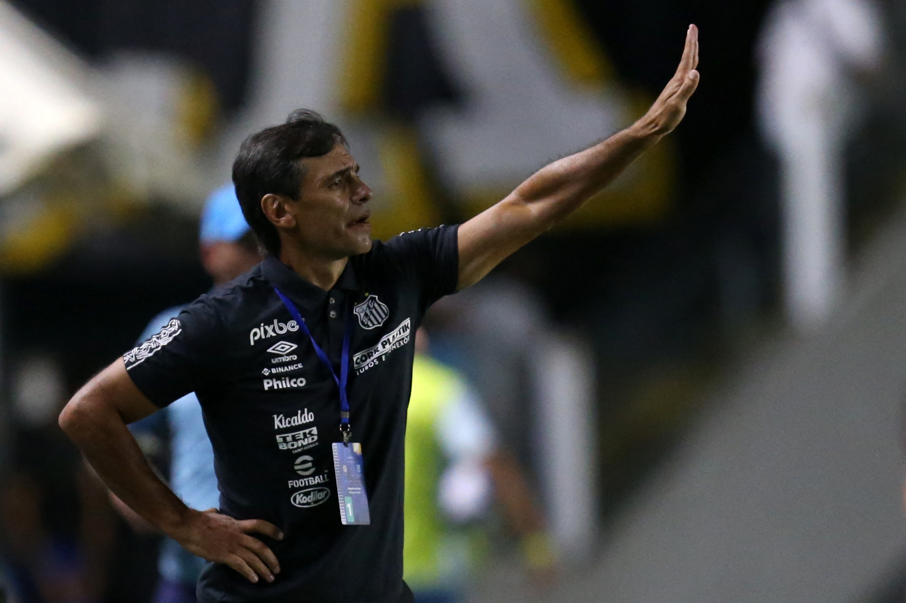 Bustos destaca coragem do Santos para buscar virada e explica escalação com dois volantes - Gazeta Esportiva
