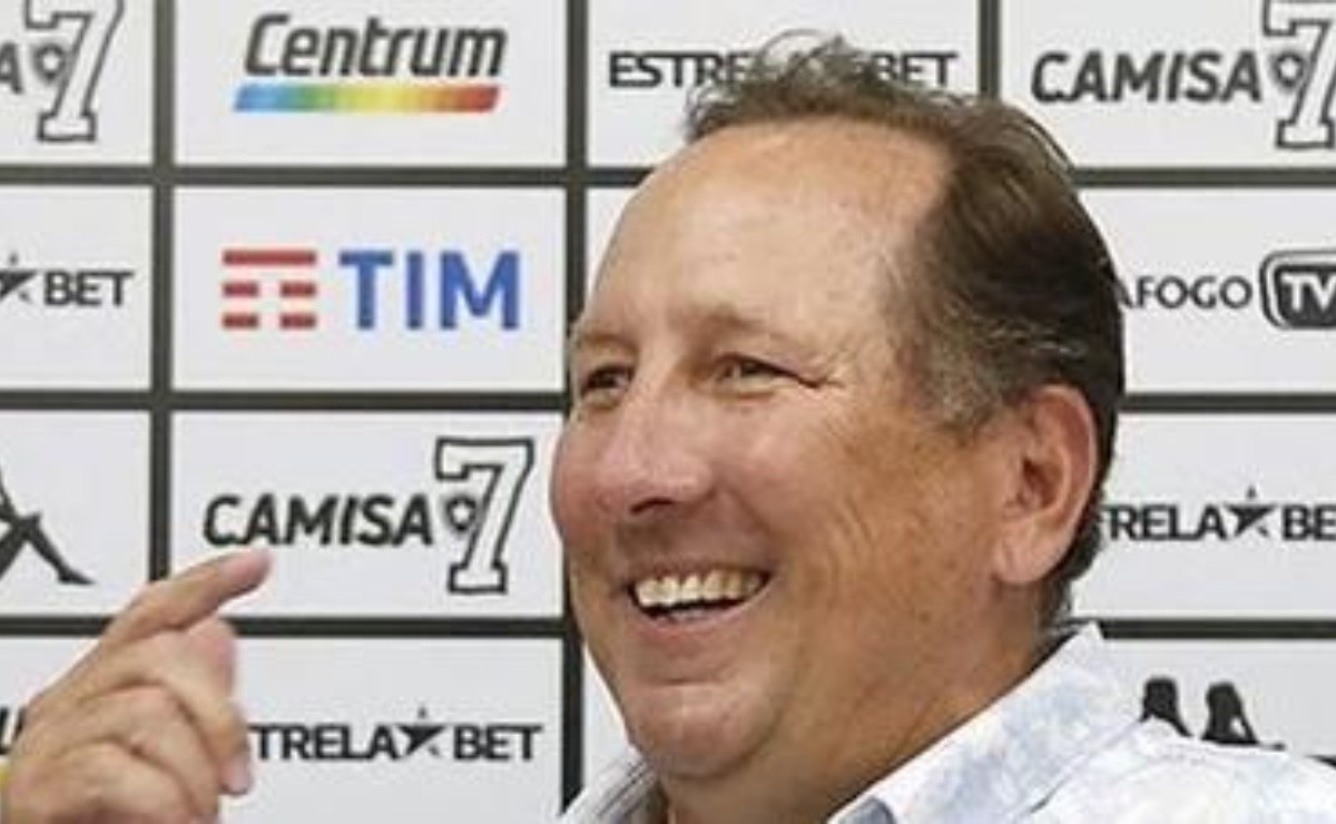 “30 milhões, tiramos da Gávea”; Torcida do Botafogo pede para Textor comprar medalhão do Flamengo - Bolavip Brasil