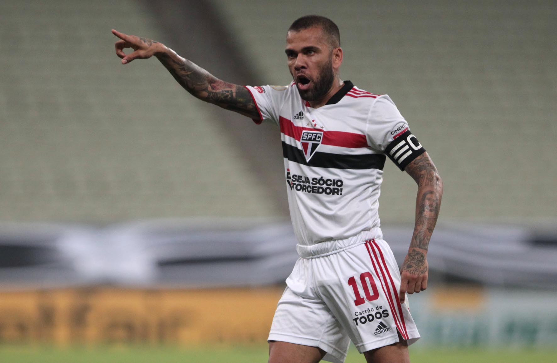 “Abelha não tem tempo de ensinar a mosca que mel é melhor que m***”, diz Dani Alves sobre o São Paulo - Gazeta Esportiva