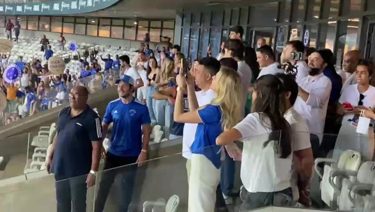 Atacante Leonardo Pais desembarca em BH para fazer exames e assinar com o Cruzeiro - Globo.com