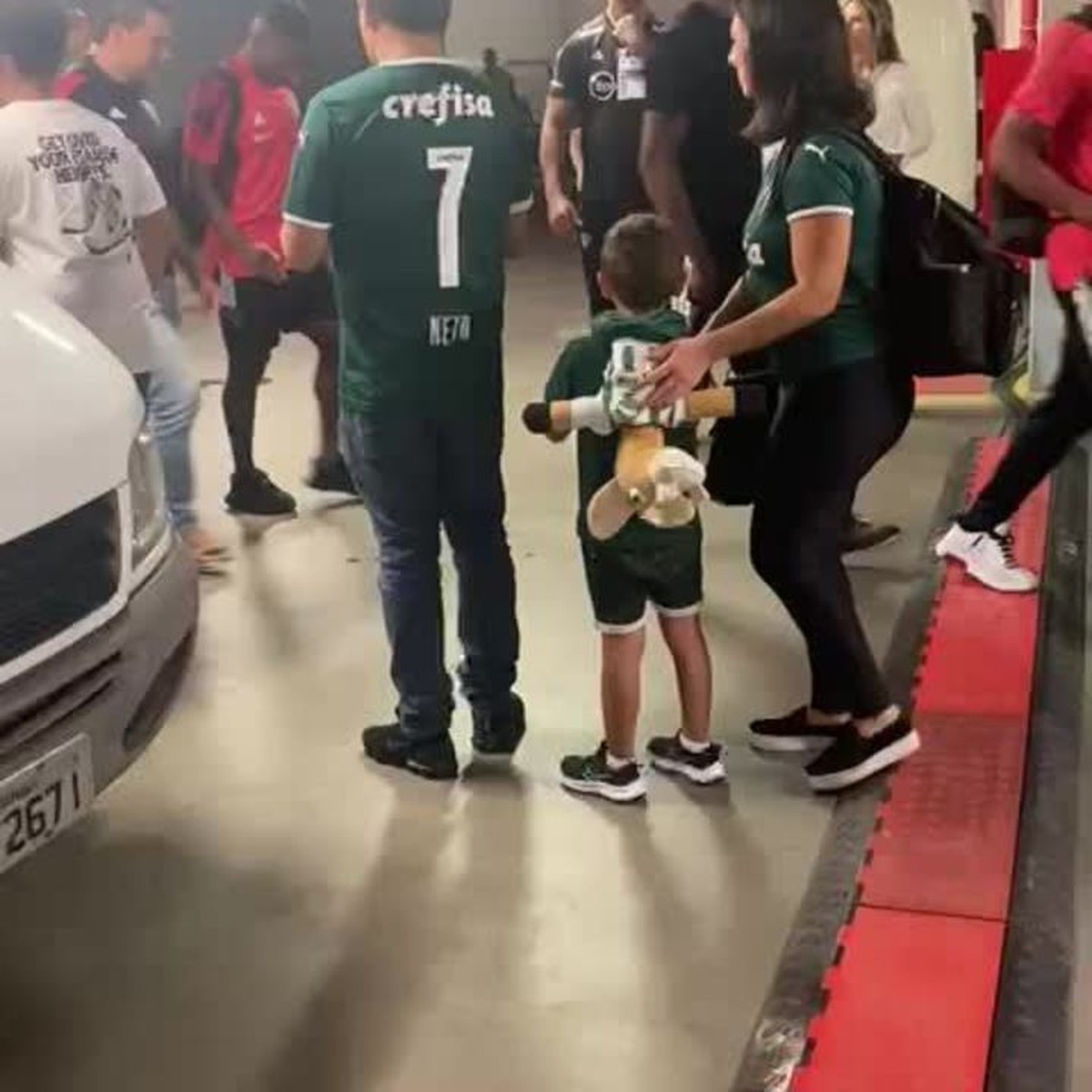 Calleri será denunciado ao TJD de São Paulo por derrubar celular de garoto após final do Paulistão - Globo.com