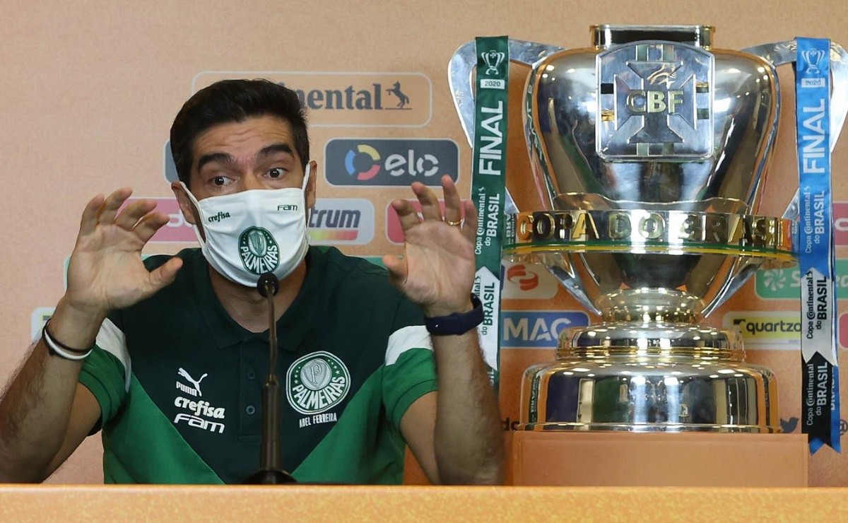 “Está completamente louco”; Sormani volta a ‘debochar’ de Abel Ferreira e revolta torcida do Palmeiras na web - Bolavip Brasil