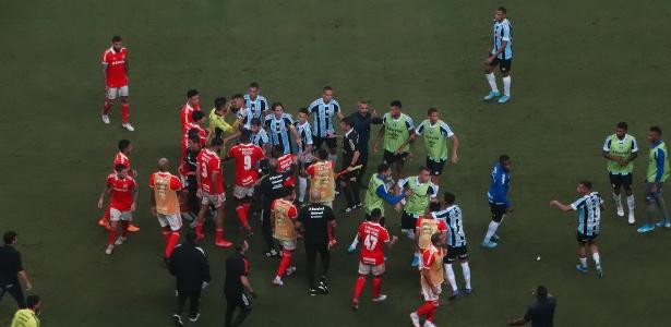 Gre-Nal tem sinalizadores, bombas e confusão no fim do jogo - UOL Esporte