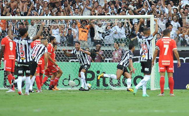 Hulk brilha, e Atlético estreia no Brasileiro com vitória sobre o Inter - Superesportes