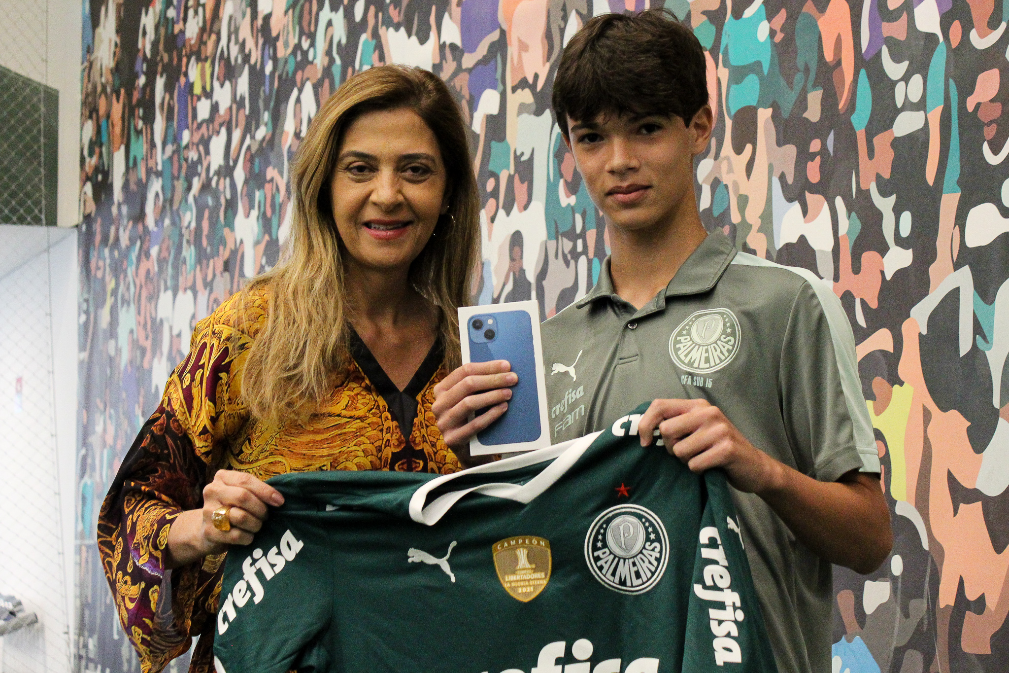 Leila Pereira dá celular ao atleta do Palmeiras que teve aparelho derrubado por Calleri - Gazeta Esportiva
