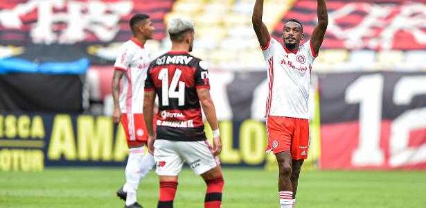 Prazo curto: Flamengo e Internacional negociam por possível troca entre Edenílson e Willian Arão - UOL Esporte