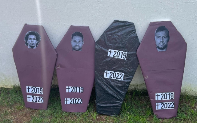 Torcida do Flamengo leva caixões de papelão para Arão, Diego Ribas e Diego Alves em protesto no Ninho - Coluna do Fla
