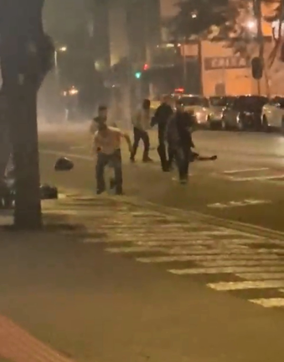 Torcida única? Athletico x Coritiba registra briga no centro da capital antes do Atletiba; veja vídeos - Globo.com